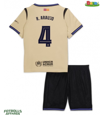Barcelona Ronald Araujo #4 Bortaställ Barn 2025-26 Kortärmad (+ Korta byxor)